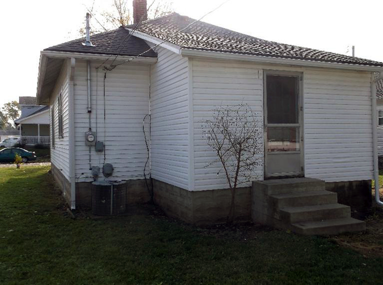 Cape Cod style, driveway, garage in rear