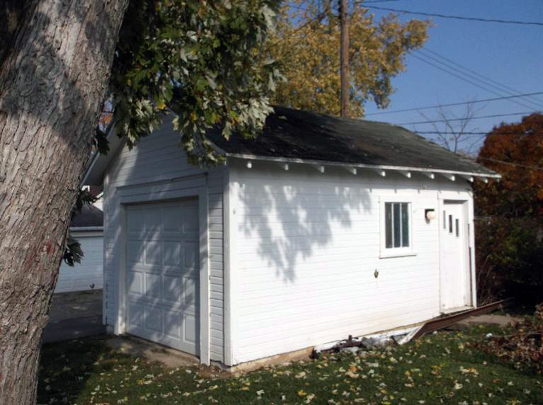 Cape Cod style, driveway, garage in rear